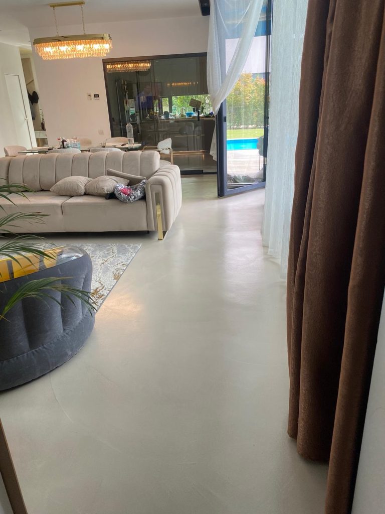 Pardoseala microciment gri vila Bucuresti