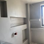 Mobilier gri microciment in baie