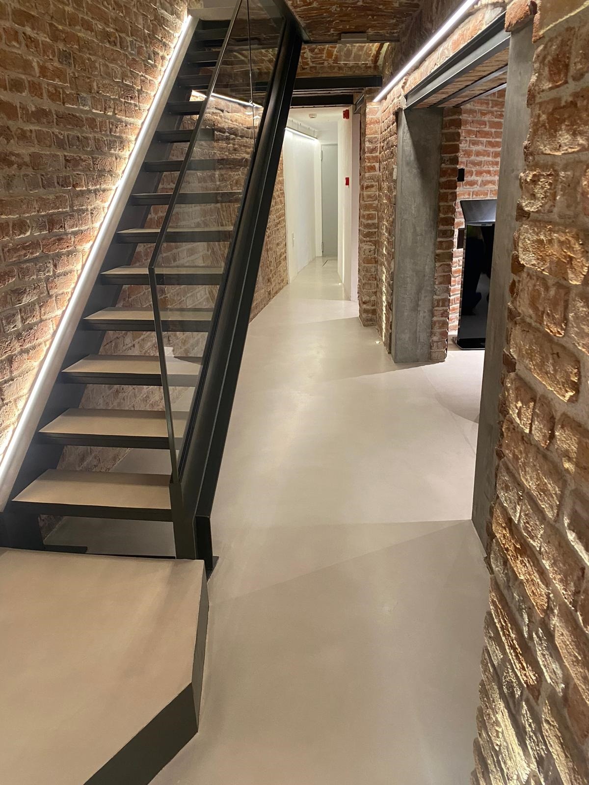 Microciment gri pe scari elegante