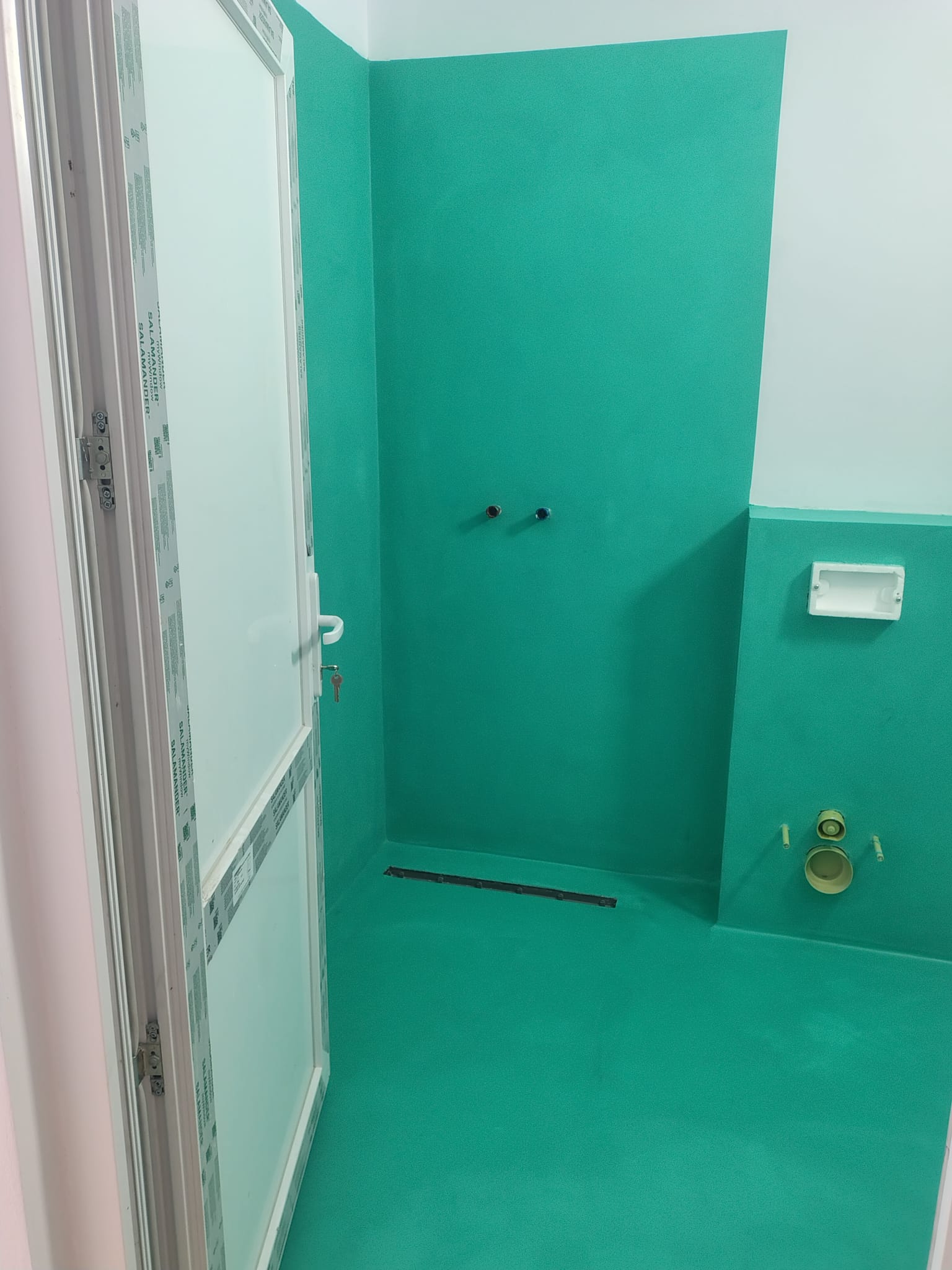 Pereti dus cu microciment verde